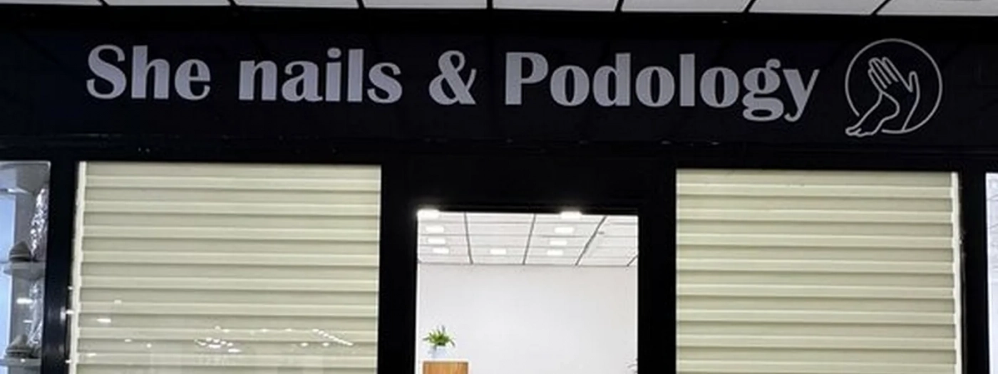 She nails & podology