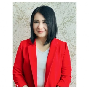 Cosmetologist Manzura